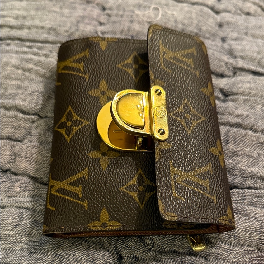 Like new! Louis Vuitton Brown and Gold Monogram Key Pouch